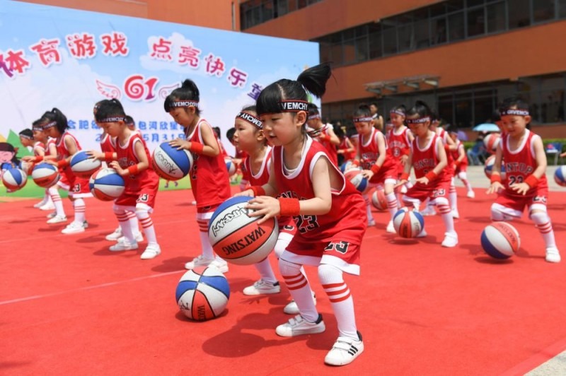 苏牙式手球未判罚？越南U16后卫扑救挡出国少射门，主裁无表示